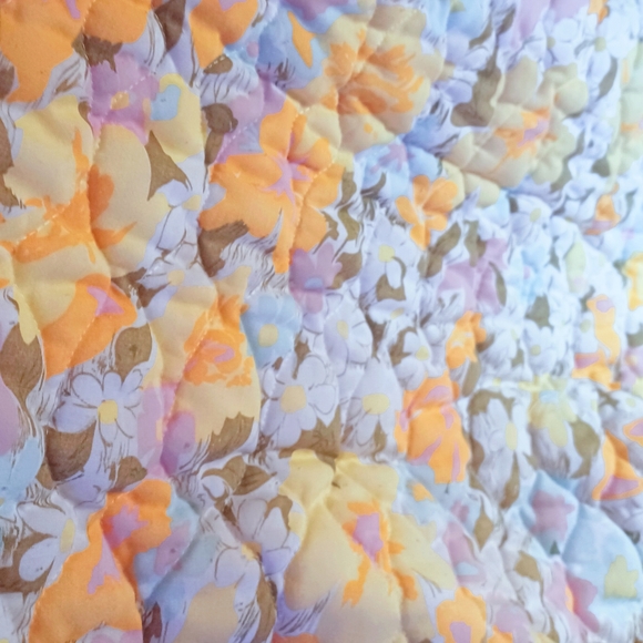 Vintage Retro Quilted Bed Cover with Pom-pom edges - Picture 3 of 3